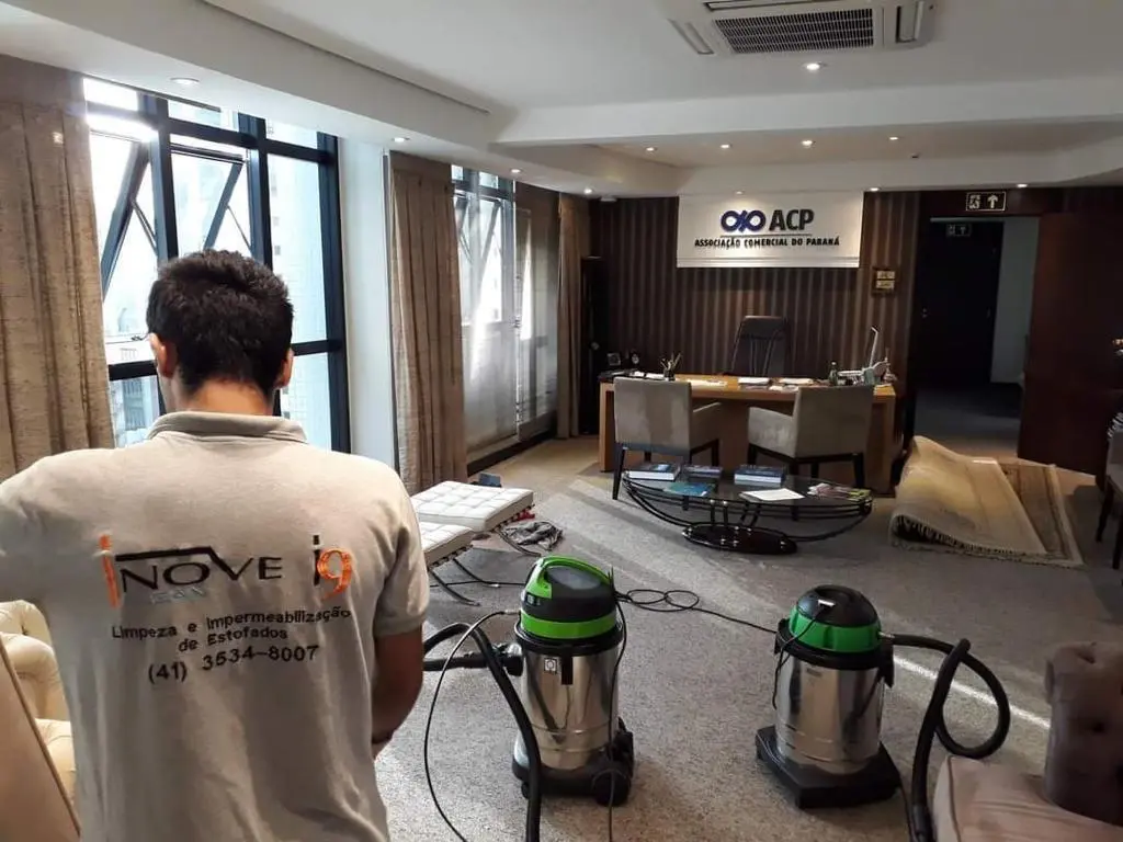 Equipo uniformado y equipamiento de Inove Clean durante un servicio empresarial